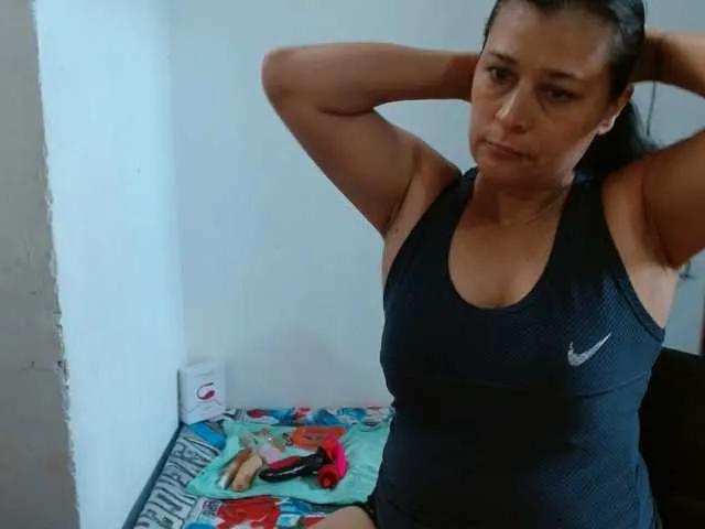 Adrianamilf on BongaCams
