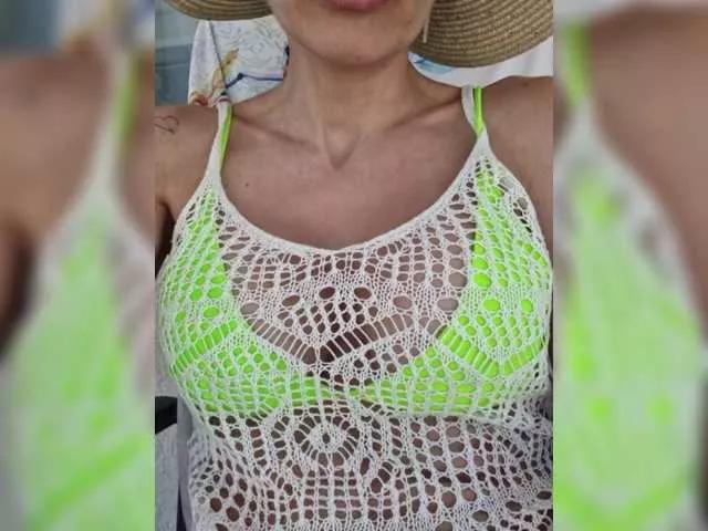 FoxxyAna on BongaCams 