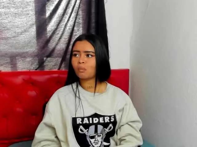 hiilary19 on BongaCams 