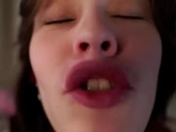 Freechat krissyhei on Chaturbate