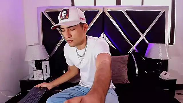 AlekRuizx — flash hairy ass