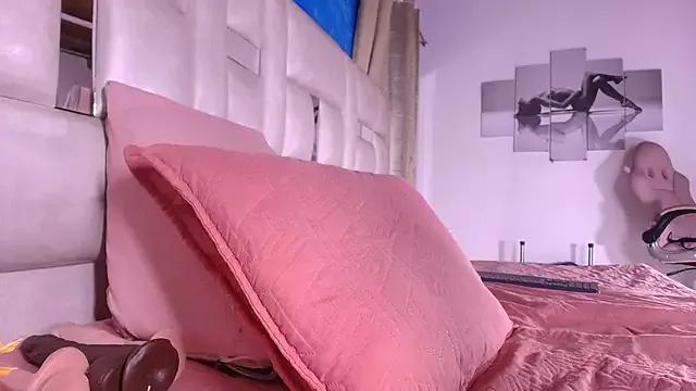 emmacurvy on StripChat 