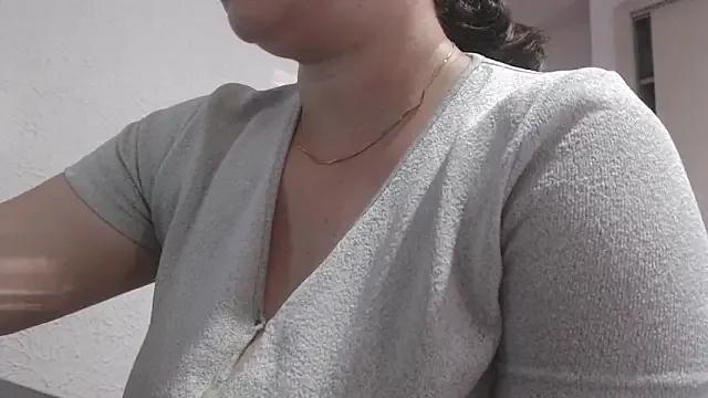 MommyHelpsmee on StripChat 