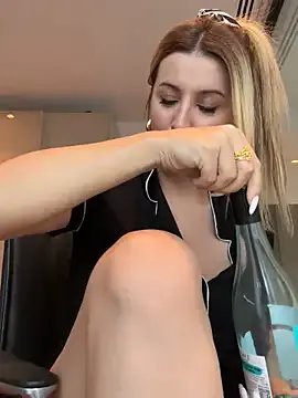 RoxxyDallas on StripChat 