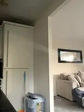 SECRETSLUT-UK — GET TITS OUT FOR 5 MINS 