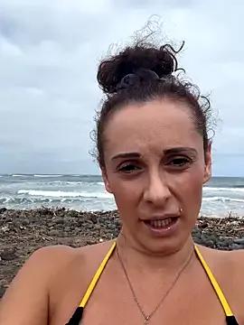 Group therealbeverlycious on StripChat