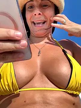 Group therealbeverlycious on StripChat